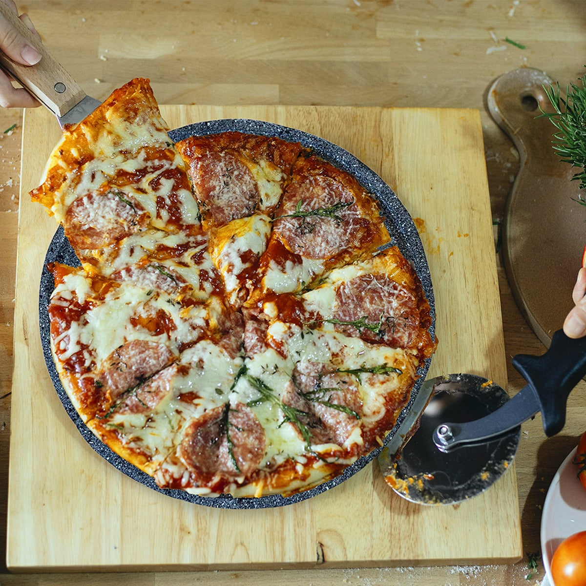 Comal de Piedra Volcánica | Para Pizza | Incluye Cortador de Acero